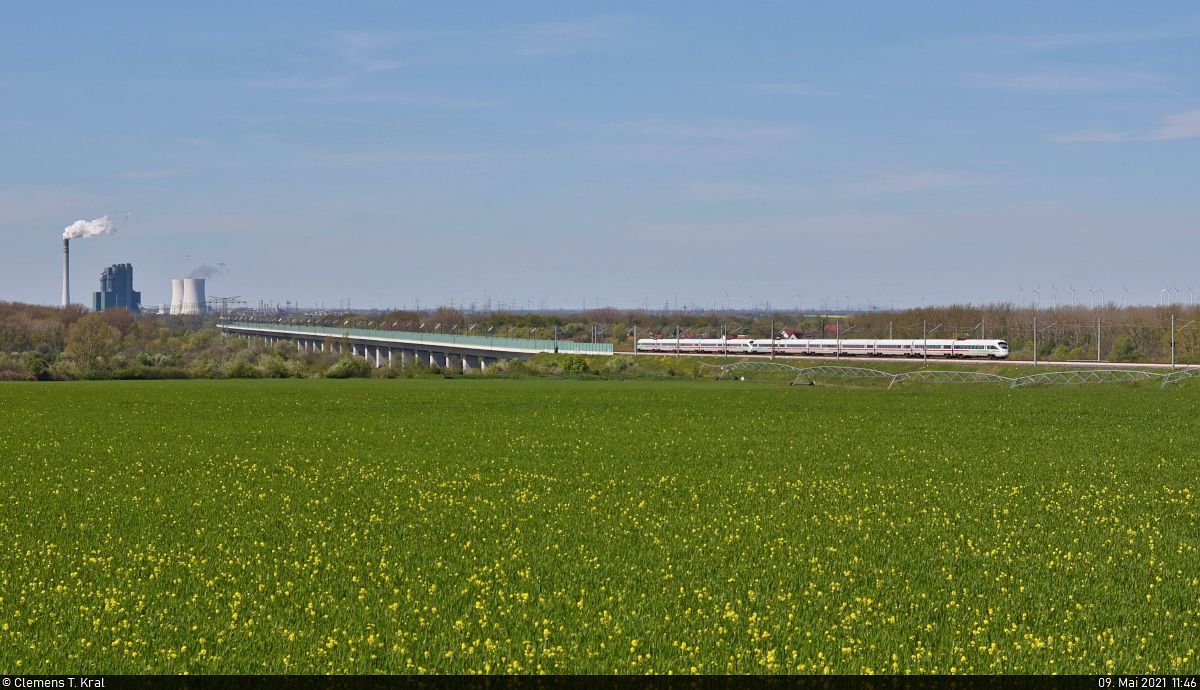 [Reupload]

Nachschuss auf einen 415 und einen 411, die bei Dieskau auf die Saale-Elster-Talbrücke fahren. Mit 6465 Metern ist sie das längste Brückenbauwerk Deutschlands.

🧰 DB Fernverkehr
🚝 ICE 1650 (Linie 50) Dresden Hbf–Wiesbaden Hbf
🚩 Neubaustrecke Erfurt–Leipzig/Halle (Fv2)
🕓 9.5.2021 | 11:46 Uhr