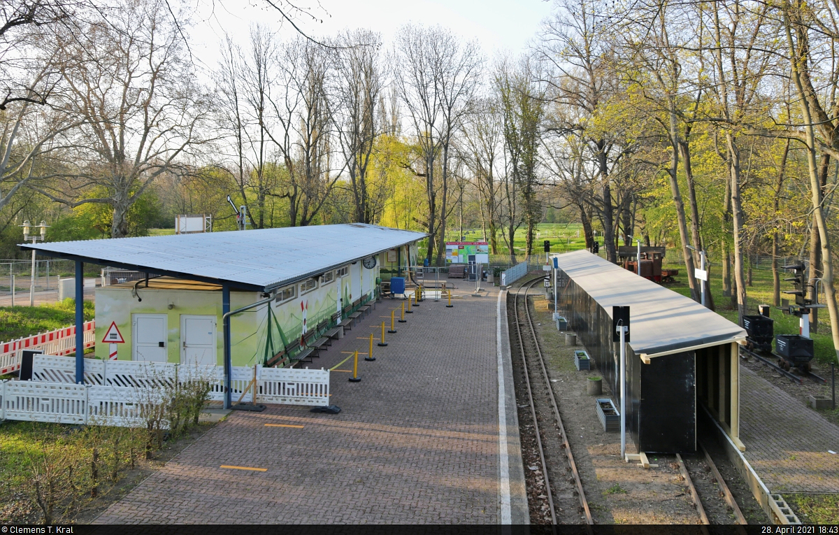 [Reupload]
Sanierung Parkeisenbahn Peißnitzexpress Halle (Saale)

Nicht nur im Südwesten von Halle (Saale), sondern auch auf der Peißnitzinsel wird in diesem Jahr umfassend gebaut. Ziel ist es, die zwei Kilometer lange Parkeisenbahn hochwassersicher zu machen. Im Jahr 2011 und vor allem im Jahr 2013 standen die Anlagen durch sehr hohe Pegelstände der Saale unter Wasser. Mit 2,5 Millionen Euro aus dem Fluthilfefond von Bund und Sachsen-Anhalt sollen nun die elektrischen Anlagen höhergelegt werden. Auch die Erneuerung von Weichen, der Beleuchtungsanlagen und der Signal- und Sicherungstechnik stehen auf dem Programm.
Der hier gezeigte Hauptbahnhof an der Peißnitzbrücke erhält ein zweites Stockwerk, um Stellwerk und Technik unterzubringen. Auf Gleis 2 steht ein provisorischer Tunnel - möglicherweise um Züge sicher abzustellen, die den Lokschuppen gerade nicht benutzen können.

🕓 28.4.2021 | 18:43 Uhr