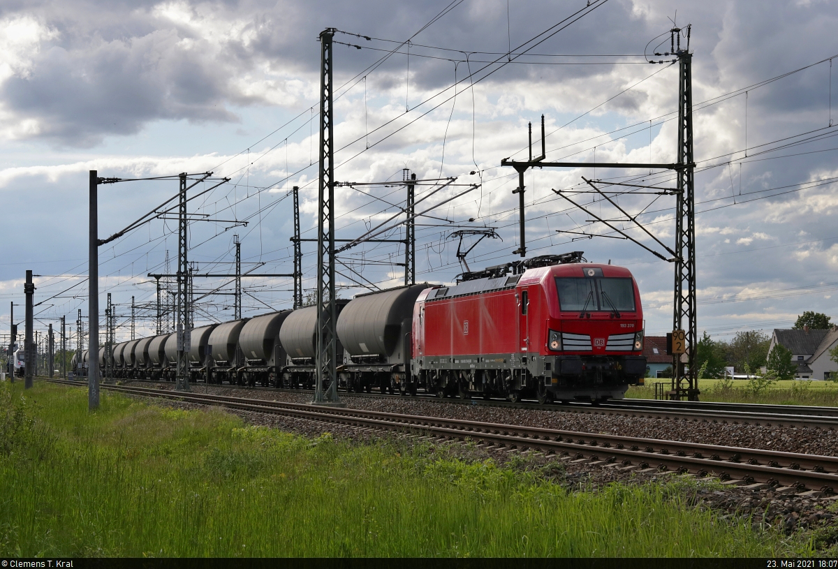 [Reupload]

Silozug mit 193 370-4 (Siemens Vectron) unterwegs bei Halle Messe Richtung Leipzig.

🧰 DB Cargo
🚩 Bahnstrecke Magdeburg–Leipzig (KBS 340)
🕓 23.5.2021 | 18:07 Uhr