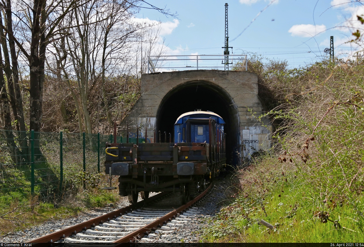 [Reupload]

Trafotransport zu ABB in Halle (Saale)

294 684-6 verschwindet mit dem Messwagen für Lademaßüberschreitung (LÜ) der Gattung  Dienst ümh <sup>472</sup>  (55 80 99-46 002-1 D-NeSA) und einem Flachwagen der Gattung  Res <sup>687</sup>  (31 80 3937 961-1 D-DB) im Büschdorfer Eisenbahntunnel, der unter den Gütergleisen zum ehemaligen RAW-Gelände führt.
Der Nachschuss entstand am unbeschrankten Bahnübergang im Kanenaer Weg.

🧰 DB Cargo / Eisenbahn-Betriebsgesellschaft Neckar-Schwarzwald-Alb mbH (NeSA) für Spedition Kübler GmbH
🕓 26.4.2021 | 12:54 Uhr