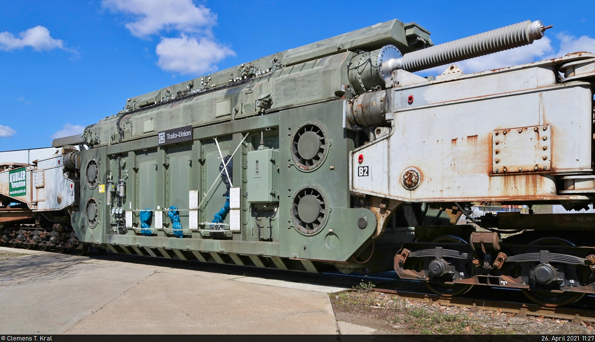 [Reupload]

Trafotransport zu ABB in Halle (Saale)

Auf dem Tiefladewagen der Gattung  Uaai <sup>831</sup>  (86 80 9960 404-3 D-NeSA) befindet sich der 230 Tonnen schwere Trafo des Herstellers Trafo-Union. Von Offenburg ging dieser zum ABB Trafowerk Halle (Saale), auf dessen Anschlussbahn ich ihn erwartete.

🧰 Eisenbahn-Betriebsgesellschaft Neckar-Schwarzwald-Alb mbH (NeSA) für Spedition Kübler GmbH
🕓 26.4.2021 | 11:27 Uhr