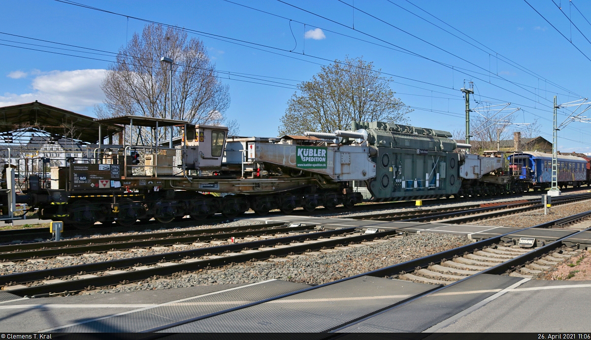 [Reupload]

Trafotransport zu ABB in Halle (Saale)

Blick auf den Tiefladewagen mit 20 Radsätzen und Sondereinrichtungen der Gattung  Uaai <sup>831</sup>  (86 80 9960 404-3 D-NeSA), der von 294 684-6 über den Bahnübergang Karl-von-Thielen-Straße in Halle (Saale) Richtung ABB Trafowerk gezogen wird.
Aufgenommen hinter der Schranke.

🧰 Eisenbahn-Betriebsgesellschaft Neckar-Schwarzwald-Alb mbH (NeSA) für Spedition Kübler GmbH
🕓 26.4.2021 | 11:06 Uhr