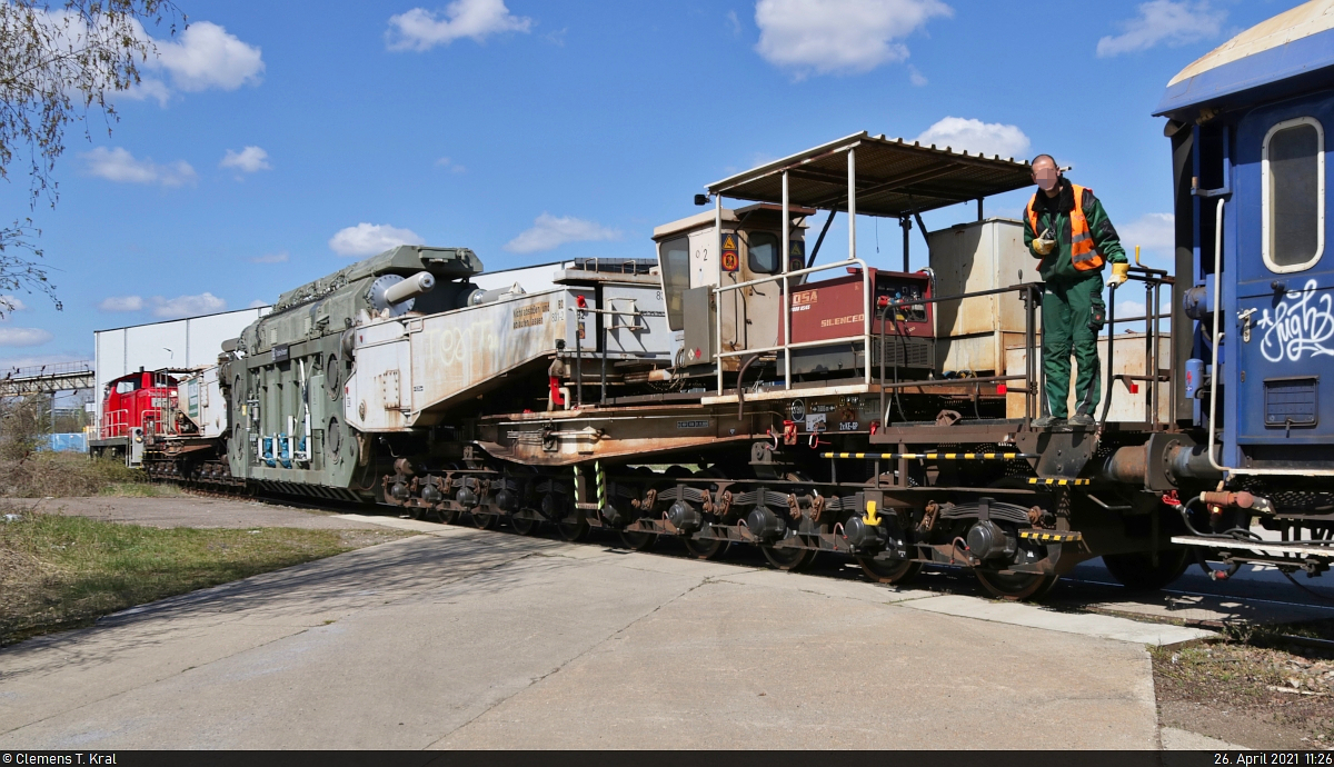 [Reupload]

Trafotransport zu ABB in Halle (Saale)

Der 20-achsige Tiefladewagen der Gattung  Uaai <sup>831</sup>  (86 80 9960 404-3 D-NeSA) wird samt Trafo über die Anschlussbahn im Gewerbegebiet Halle-Ost mit Schritttempo geschoben. Ein Mitarbeiter der Spedition ist ebenfalls vor Ort.

🧰 Eisenbahn-Betriebsgesellschaft Neckar-Schwarzwald-Alb mbH (NeSA) für Spedition Kübler GmbH
🕓 26.4.2021 | 11:26 Uhr