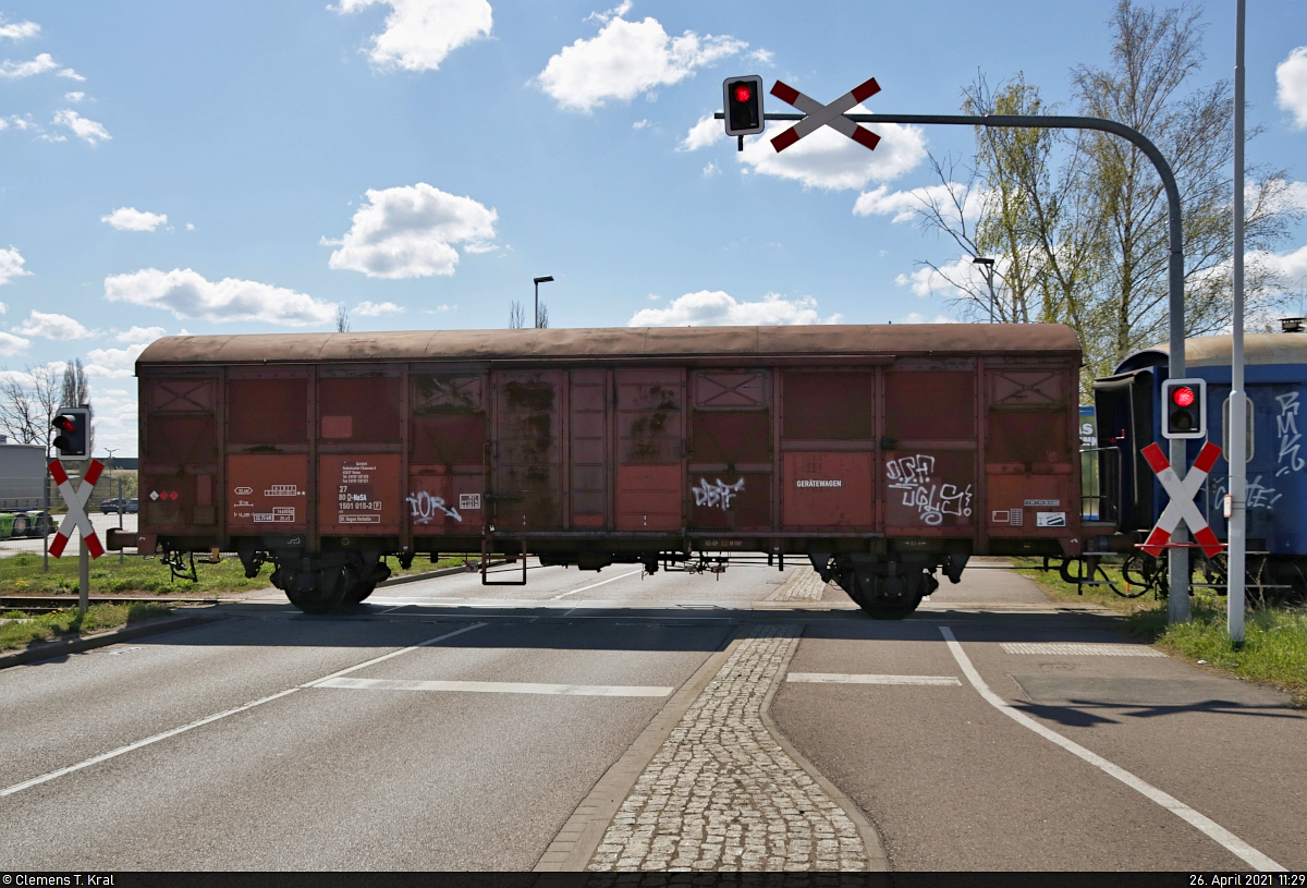 [Reupload]

Trafotransport zu ABB in Halle (Saale)

Der Bahnübergang in der Grenzstraße ist gesichert, sodass die Fuhre - beginnend mit dem Gerätewagen (27 80 1501 015-2 D-NeSA) - ihre letzten Meter zurücklegen kann. Nach dem Überqueren der Straße geht es bereits auf Firmengelände weiter.
Aufgenommen im Gegenlicht.

🧰 Eisenbahn-Betriebsgesellschaft Neckar-Schwarzwald-Alb mbH (NeSA) für Spedition Kübler GmbH
🕓 26.4.2021 | 11:29 Uhr