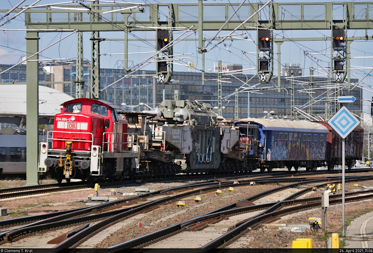 [Reupload]

Trafotransport zu ABB in Halle (Saale)

Elf Tage nach der Abfahrt in Offenburg erreicht ein 230 Tonnen schwerer das ABB Trafowerk in Halle (Saale). Die Ankunft in der Zugbildungsanlage (ZBA) erfolgte in den frühen Morgenstunden. Wenige Stunden später übernimmt 294 684-6 die Zustellung über die unternehmenseigene Anschlussbahn. In der Karl-von-Thielen-Straße befährt der Trafotransport zunächst die Gütergleise.
Aufgenommen hinter dem Geländer am Bahnübergang.

🧰 DB Cargo für Spedition Kübler GmbH
🕓 26.4.2021 | 11:06 Uhr
