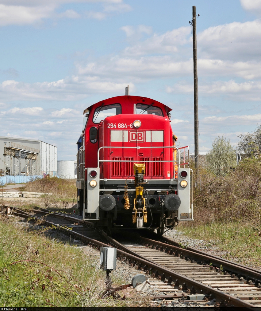 [Reupload]

Trafotransport zu ABB in Halle (Saale)

Knapp 1,5 Stunden nach der Zustellung bei ABB kommt 294 684-6 auf der Anschlussbahn im Gewerbegebiet Halle-Ost zurück. Im Gepäck hat sie wieder den Messwagen für Lademaßüberschreitung (LÜ) der Gattung  Dienst ümh <sup>472</sup>  (55 80 99-46 002-1 D-NeSA) sowie einen Flachwagen der Gattung  Res <sup>687</sup>  (31 80 3937 961-1 D-DB).

🧰 DB Cargo für Spedition Kübler GmbH
🕓 26.4.2021 | 12:52 Uhr