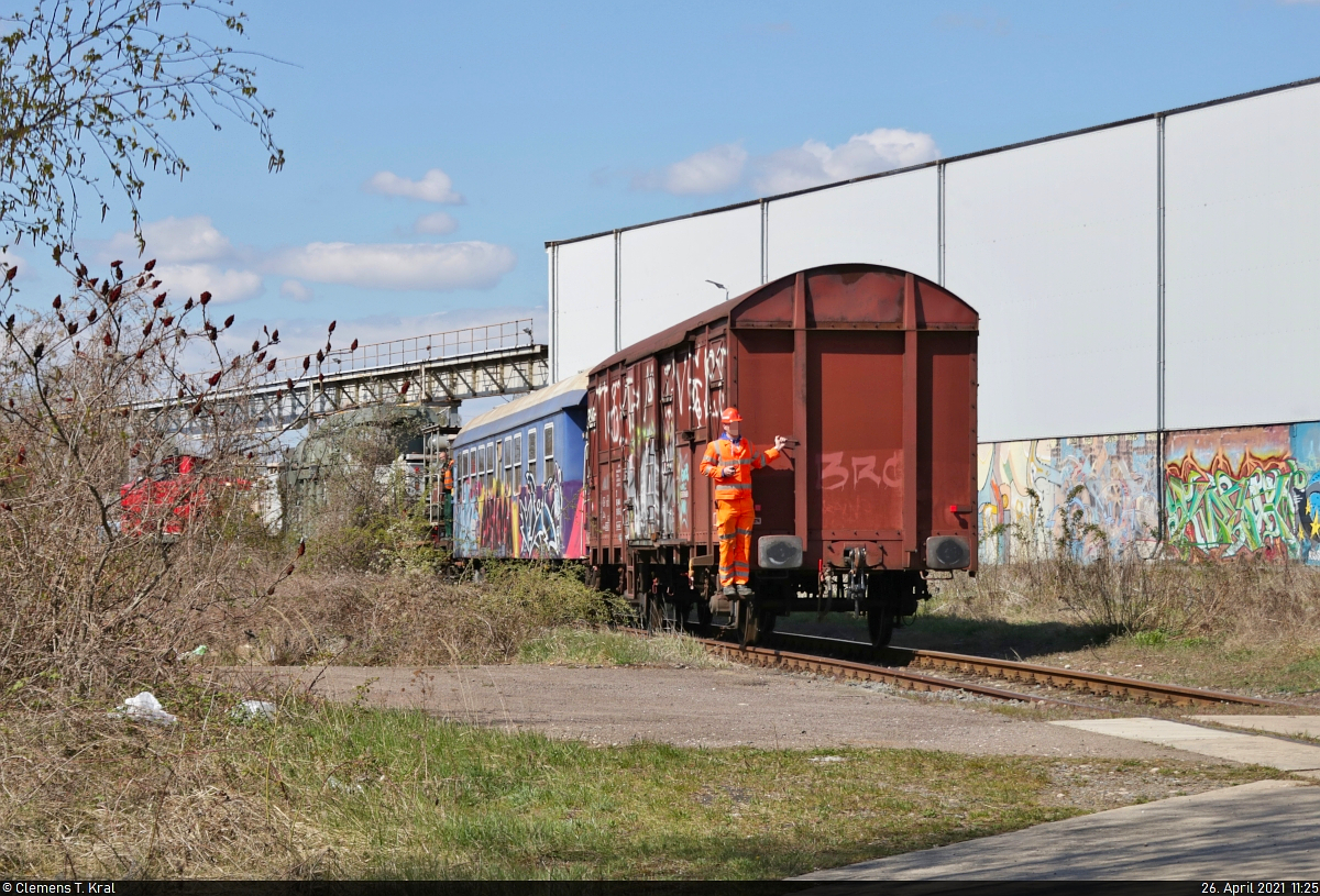 [Reupload]

Trafotransport zu ABB in Halle (Saale)

Mit dem Gerätewagen voran tastet sich der Trafozug auf der Anschlussbahn des ABB Trafowerks Halle (Saale) langsam vorwärts (bzw. rückwärts). Zuvor änderte er auf dem ehemaligen RAW-Gelände die Richtung und befuhr den Büschdorfer Eisenbahntunnel unter den Gütergleisen.
Der Rangierbegleiter ist per Funk in ständigem Kontakt zum Lokrangierführer, um z.B. vor Bahnübergängen rechtzeitig abbremsen zu können.

🧰 DB Cargo / Eisenbahn-Betriebsgesellschaft Neckar-Schwarzwald-Alb mbH (NeSA) für Spedition Kübler GmbH
🕓 26.4.2021 | 11:25 Uhr