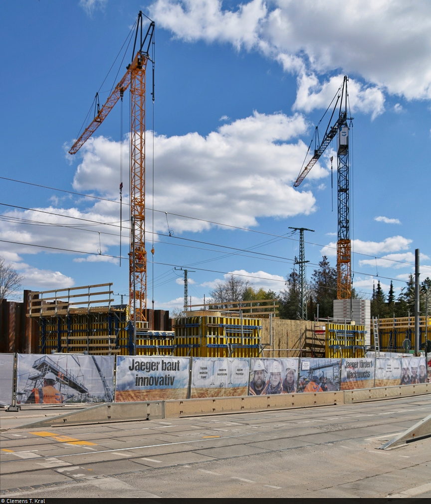 [Reupload]
VDE 8 Komplexmaßnahme Halle Rosengarten–Angersdorf
▶ Standort: Halle Rosengarten

Unübersehbar sind die beiden Kräne, die für den Bau beider Bahnbrücken über die Merseburger Straße eingesetzt werden. Inzwischen erkennt man bereits die Brückenschalung. Das Bauteam befindet sich, zur Zeit der Aufnahme, wegen des strengen Winters um mehrere Wochen im Verzug.

🚩 Bahnstrecke Halle–Hann. Münden (KBS 590)
🕓 26.4.2021 | 14:20 Uhr