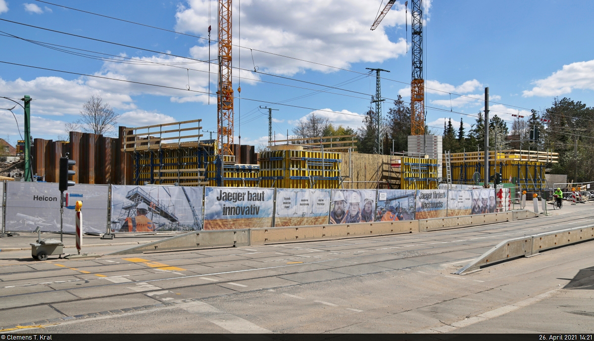 [Reupload]
VDE 8 Komplexmaßnahme Halle Rosengarten–Angersdorf
▶ Standort: Halle Rosengarten

Die Brückenbaustelle an der Merseburger Straße im Breitbild. Nach dem Abriss werden die Argentinierbrücke (hinten rechts) mit dem Verbindungsgleis nach Halle-Ammendorf und die Rosengartenbrücke (Standort beider Kräne) mit den Hauptgleisen Richtung Angersdorf von Grund auf neuerrichtet.
Kleine Vorschau: Vom 9. bis 14.7. findet der Einhub der neuen Brückenelemente statt.

🚩 Bahnstrecke Halle–Hann. Münden (KBS 590)
🕓 26.4.2021 | 14:21 Uhr