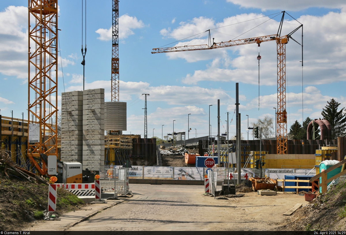 [Reupload]
VDE 8 Komplexmaßnahme Halle Rosengarten–Angersdorf
▶ Standort: Halle Rosengarten

 Durchblick  von der Kasseler Straße auf den im Umbau befindlichen Hp Halle Rosengarten. Hier geht es meist geschäftig zu. Neben der Erneuerung der Bahnbrücken erhält er u.a. neue Zuwegungen und Lärmschutzwände zum Wohle der Anwohner.

🚩 Bahnstrecke Halle–Hann. Münden (KBS 590)
🕓 26.4.2021 | 14:29 Uhr