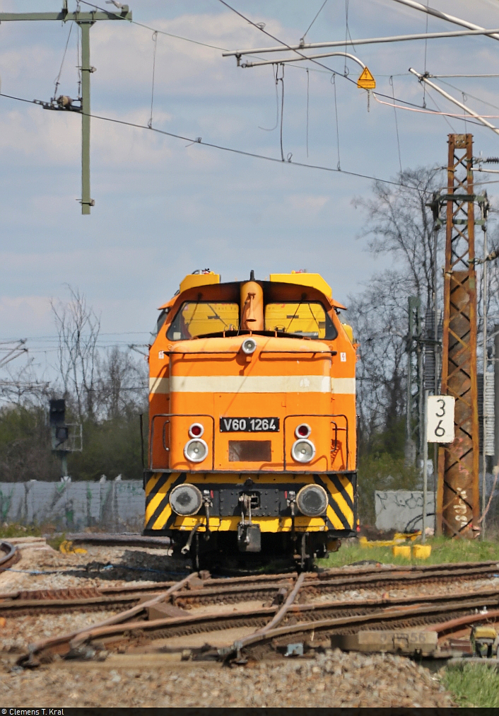 [Reupload]
VDE 8 Komplexmaßnahme Halle Rosengarten–Angersdorf
▶ Standort: Halle Rosengarten

345 119-2 (105 119-2 | DR V 60 1264) ist vermutlich mit einem Schienenkran überraschend an der Kasseler Straße abgestellt. Weiter kommt sie hier nicht, denn die Gleise Richtung Angersdorf wurden im Zuge der Großbaustelle gekappt.
Tele-Aufnahme außerhalb des Gleisbereichs.

🧰 Regio Infra Service Sachsen GmbH (RIS)
🚩 Bahnstrecke Halle–Hann. Münden (KBS 590)
🕓 26.4.2021 | 14:32 Uhr