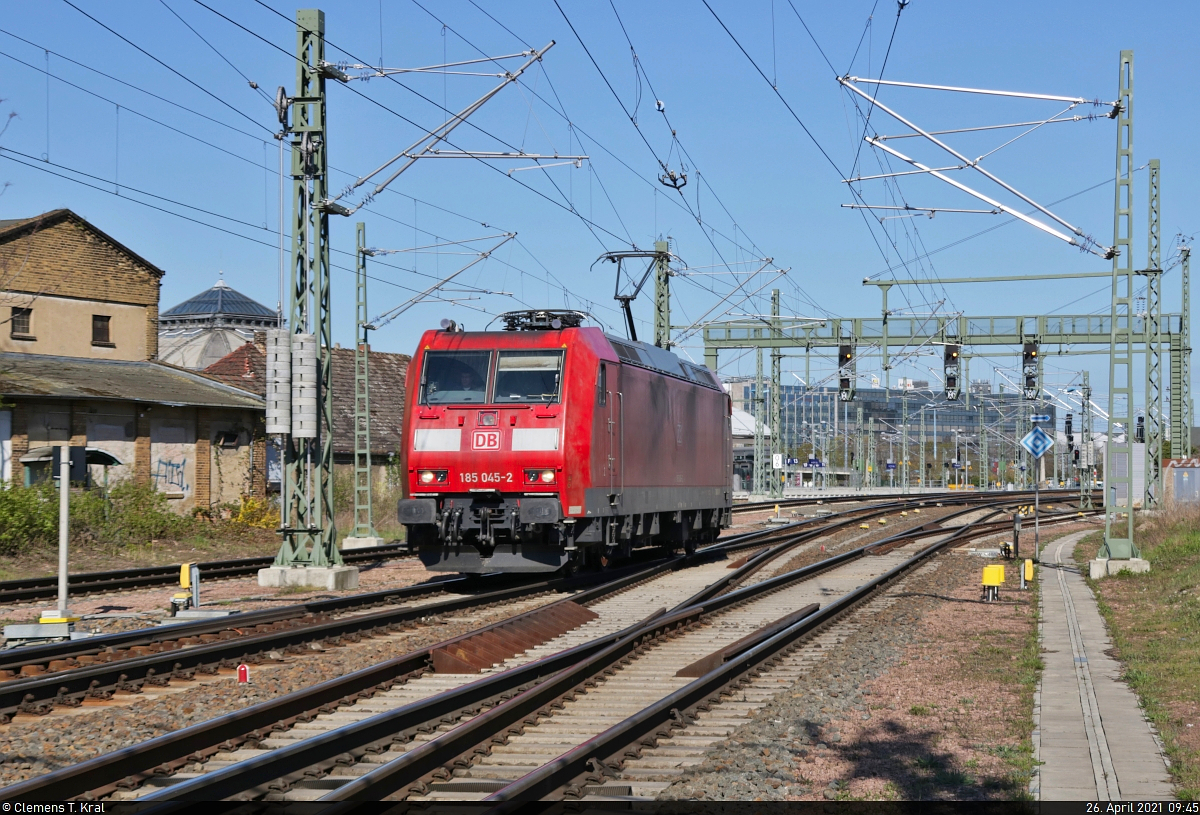 [Reupload]

Weil die Schranken nicht ordnungsgemäß schlossen, rollt 185 045-2 langsam an den Bahnübergang (Bü) Karl-von-Thielen-Straße auf den Gütergleisen in Halle (Saale) heran. Nach einem Achtungspfiff geht es weiter in südlicher Richtung.
Aufgenommen hinter dem Geländer am Bü.

🧰 DB Cargo
🕓 26.4.2021 | 9:45 Uhr