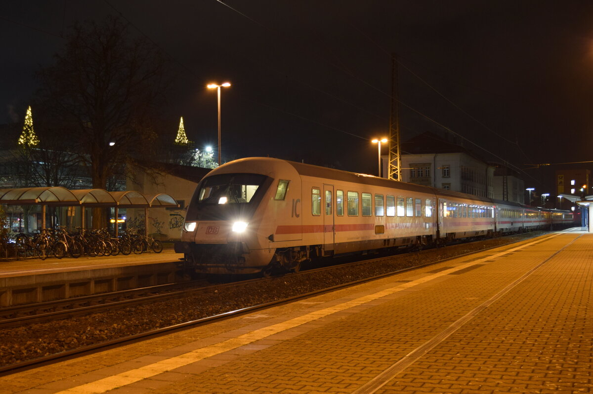 Reutlingen Hbf am 17.12.2021 mit IC in Richtung Stuttgart