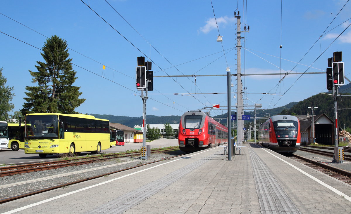 Reutte in Tirol.
Links ein Postbus, der Reisende in die Umgebung bringt. In der Mitte ein Regionalzug der DB, der Reisende in Richtung Garmisch-Partenkirchen/München bringt. Rechts ein Regionalzug der DB, der Reisende in Richtung Pfronten (Tirol)/Kempten bringt.
Letzterer nahm mich mit auf seine 90-minütige Fahrt ins Allgäu.

Reutte in Tirol, 5. Juni 2018 