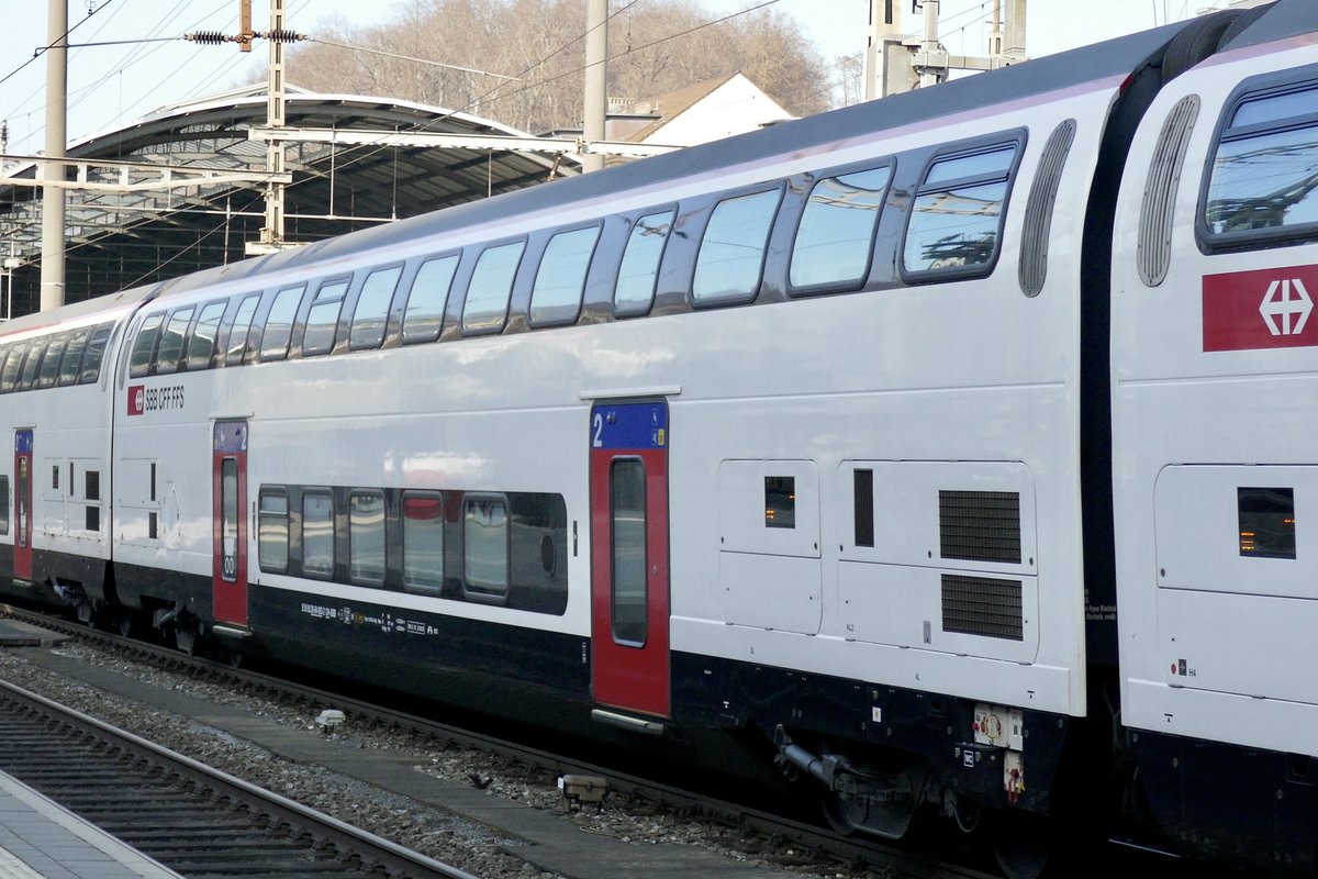 Revidierter IC 2000 2. Klasse Wagen B 50 85 26-94 063-2 am 1.3.21 in Olten.