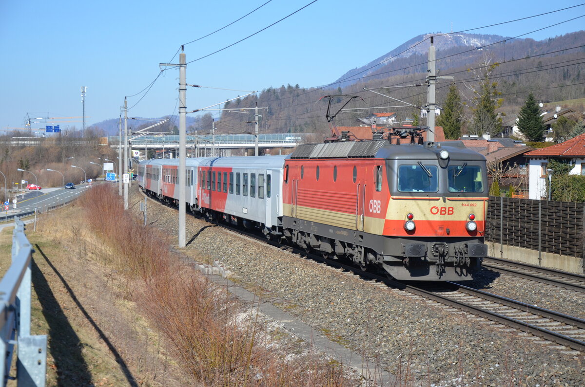 REX 1516 Salzburg - Wörgl mit der 1144.092 bei Puch-Urstein.