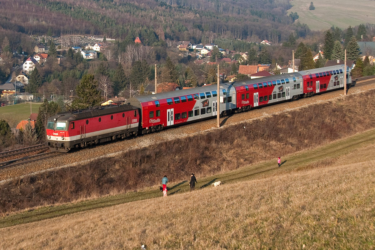 REX 1631, ist bei Eichgraben-Altlengbach in Richtung Wien Westbahnhof unterwegs. Die Aufnahme entstand am 09.03.2014.