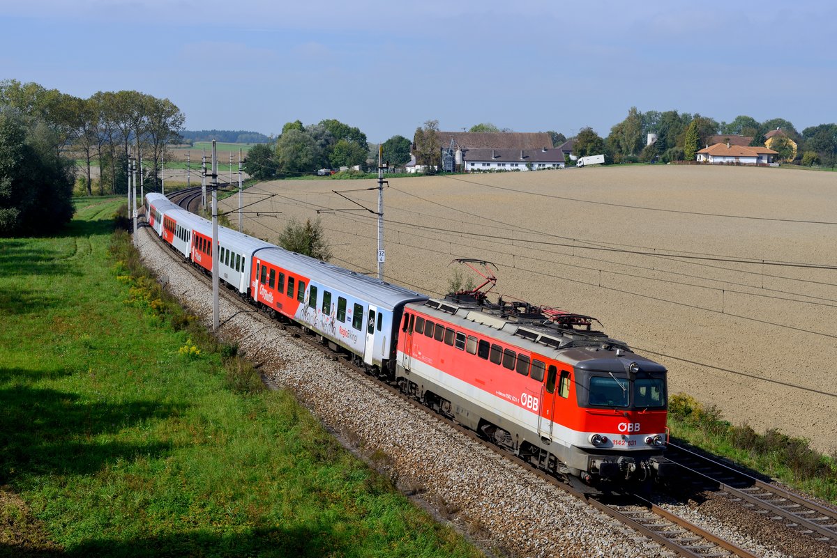 REX 1779 von Passau nach Linz HBF wurde am 27. September 2017 von der 1142.631 gezogen und konnte bei Birnsteig im Hausruckviertel dokumentiert werden. Gut zu erkennen ist der Neulack, den der Führerstand 1 der Maschine erhalten hat.