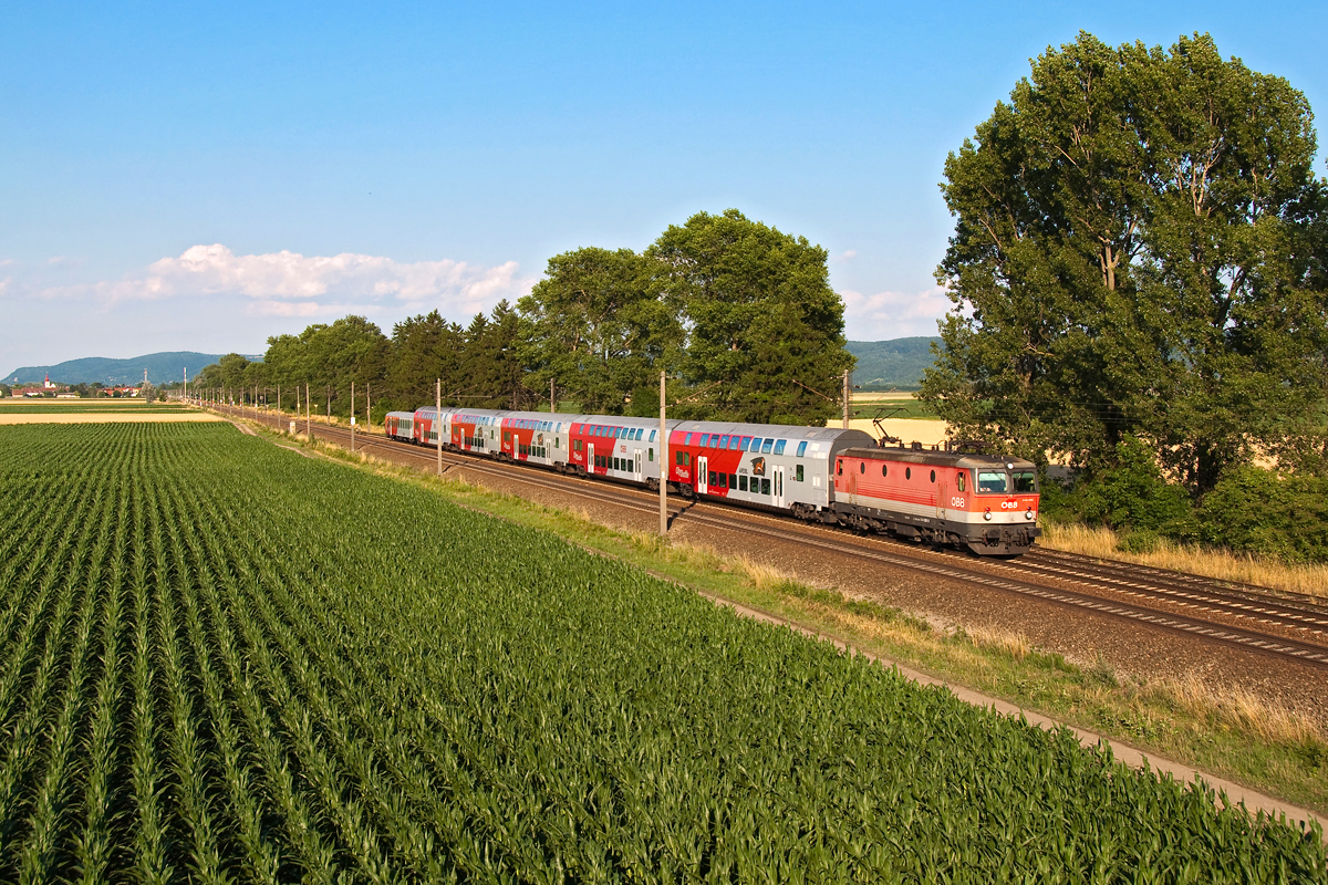 REX 2178, unterwegs auf der Franz Josefs Bahn, am Abend des 03.07.2014 kurz vor Tulln.