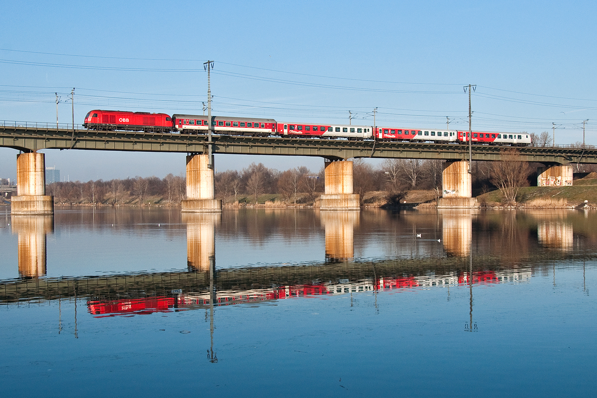 REX 2513 (Bratislava hl.st. - Wien Hbf.) spiegelt sich in der neuen Donau. Die Aufnahme entstand am 21.12.2013.