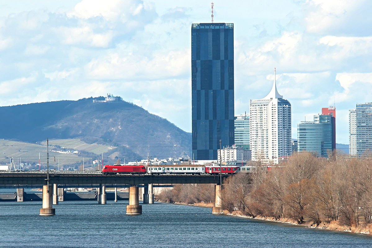 REX 2518 überquert die neue Donau in Wien. Das Foto entstand am 13.03.2018.