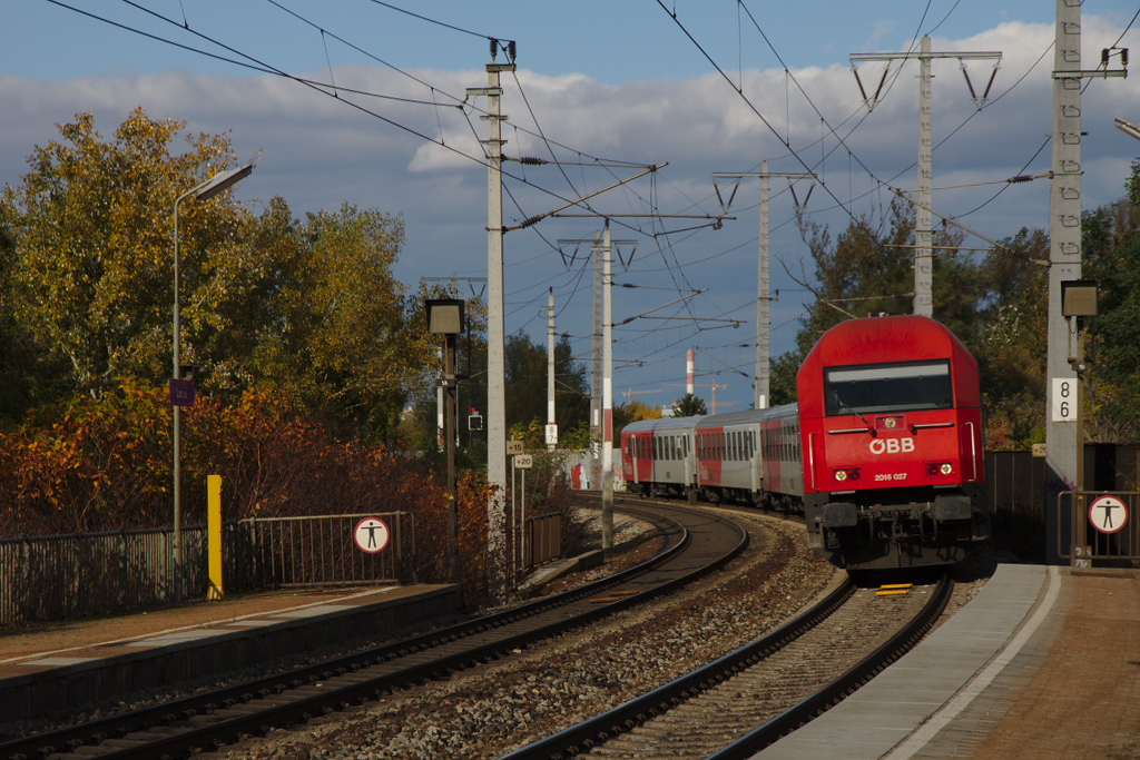 REX 2519, bespannt mit der 2016 027 durchfhrt gereade die Haltestelle Wien Lobau (18.10.2013)