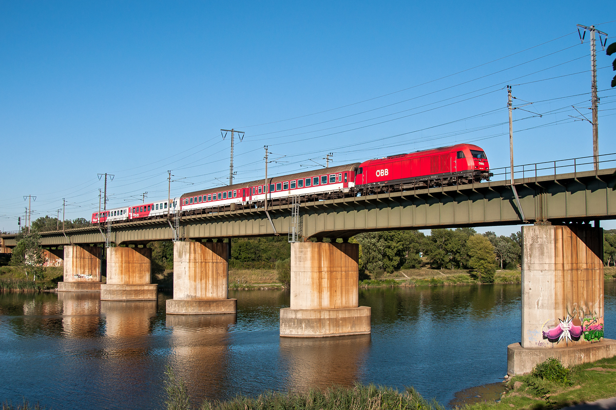 REX 2527 ist von Bratislava hl. st. nach Wien Hbf. unterwegs. Die Aufnahme auf der Brücke über die neue Donau in Wien entstand am 08.08.2016.