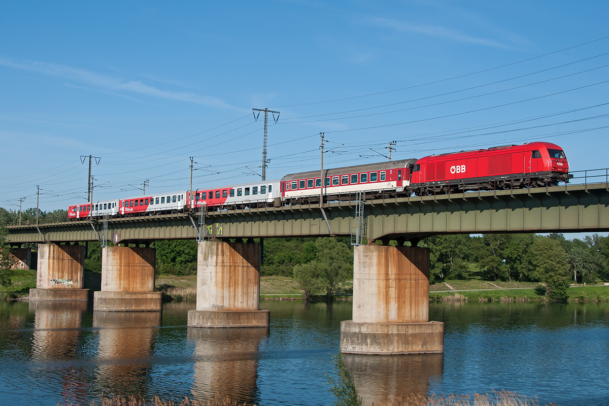 REX 2527 überquert die Brücke über die neue Donau in Wien. Das Foto enstand am 12.06.2017.