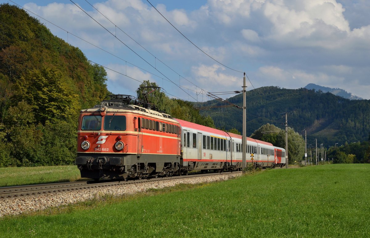 Rex 3912 bespannt mit der 1142 682 unterwgs in Micheldorf (OÖ) am
08.09.2018.