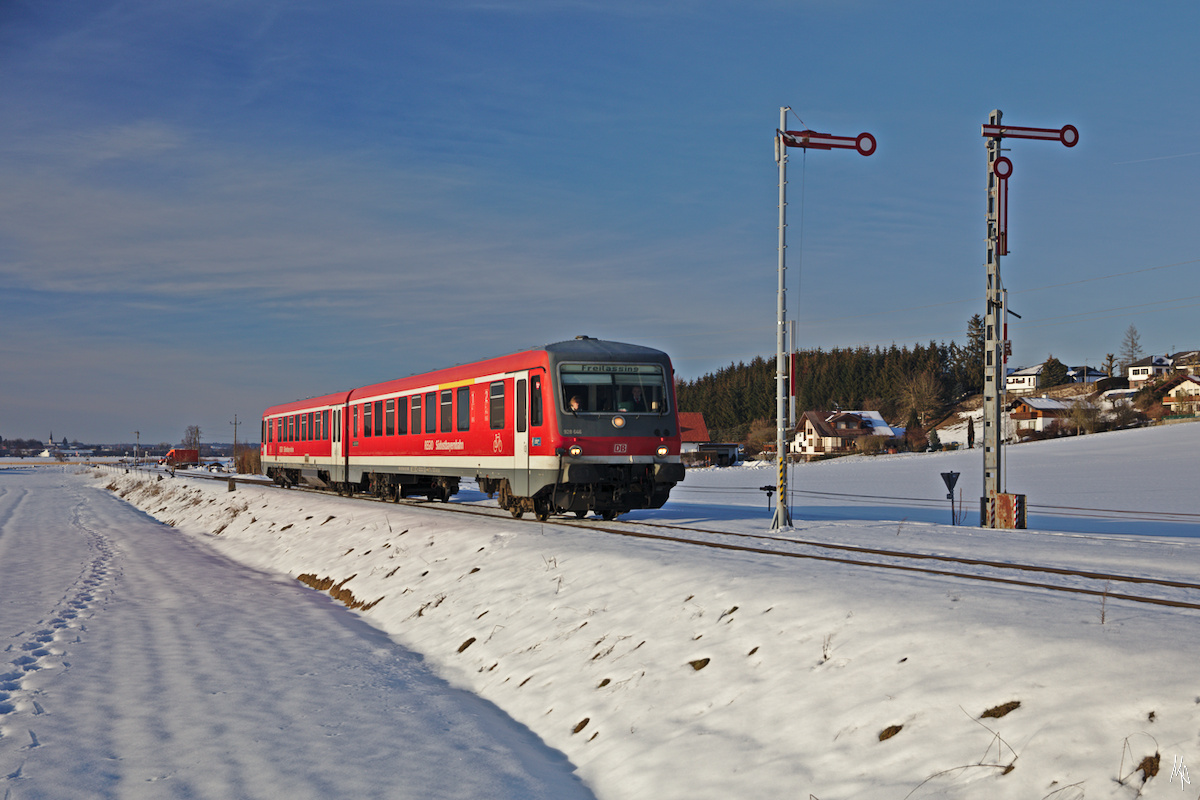 REX 5876 fährt gerade in Munderfing Bahnhof ein. (08.02.2019)