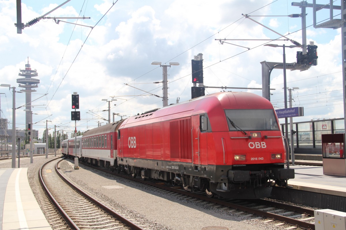 REX aus Bratislava am Wiener Hauptbahnhof mit 2016 043 am 15.06.2014