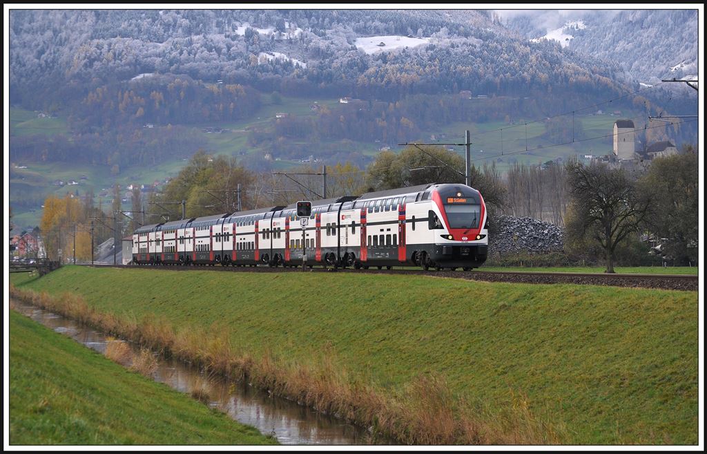 REX3824 mit 511 024 zwischen Sargans und Trbbach. Im Hintergrund ist das Schloss Sargans zu sehen. (21.11.2013)