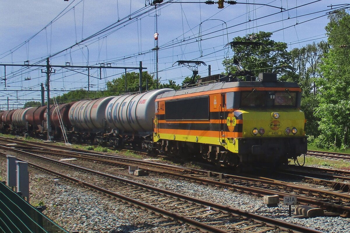 RF 4402 verlässt am 15 Mai 2017 in Nijmegen Centraal.