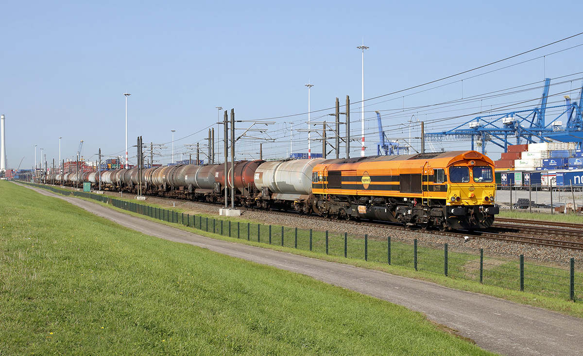 RFF 561 mit einem Kesselwagenzug Zas ohne UN-Code unterwegs nach Emmerich und weiter, Rotterdam 14.09.2020.