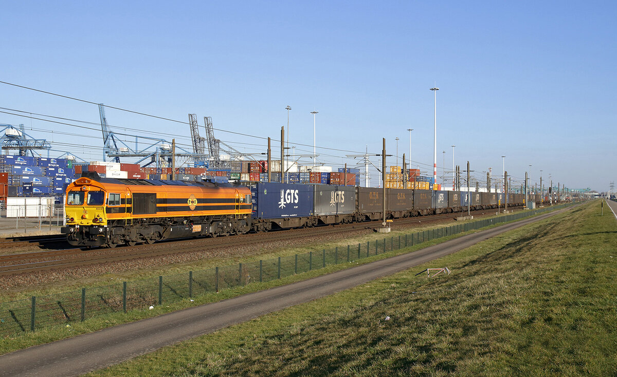 RFF 653-01 mit dem GTS Shuttle auf dem Weg zum Botlek, das war eine Überraschung, Pernis 28. Februar 2021.