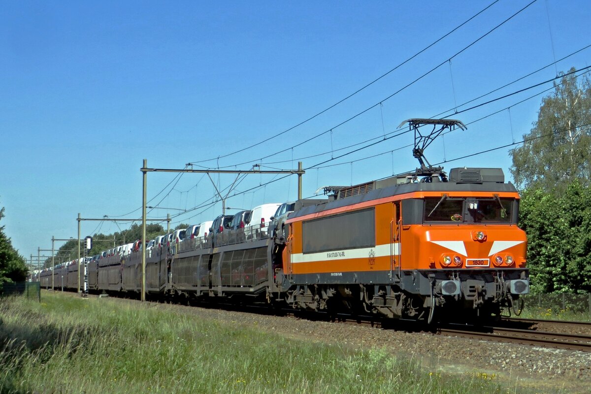 RFO 1830 zieht der Gefco PKW-Zug (mit Heckwerk auf die Wagenseiten) durch Alverna am 25 Juni 2020. Das Bild wurde vom offenbarer Wanderweg gemacht.