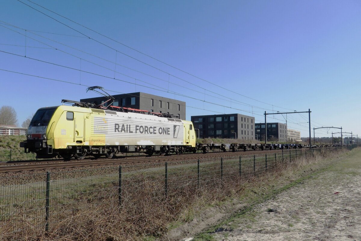 RFO 189 203 durchfahrt am 15 Oktober 2021 mit ein Leercontainerzug Tilburg-Reeshof. In 2023 verliert dieser Lok deren Aufkleber und verabschiedet sich von RFO.