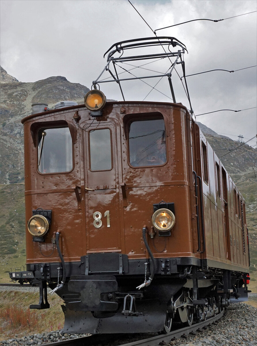 Rhätische Bahn (RhB).
25 Jahre Club 1889.
Zu diesem Jubiläum verkehrten am 2. Oktober 2021 zwei historische Extrazüge der BERNINA BAHN von St. Moritz nach Tirano.
Ge 4/4 81 der Museumsbahn Blonay Chamby (BC) und ABe 4/4 46 mit historischen Wagen zwischen Bernina Lagalb und Ospizio Bernina.
Im September 1918 gastierte das Bernina Krokodil in der Westschweiz bei der BC.
Foto: Walter Ruetsch