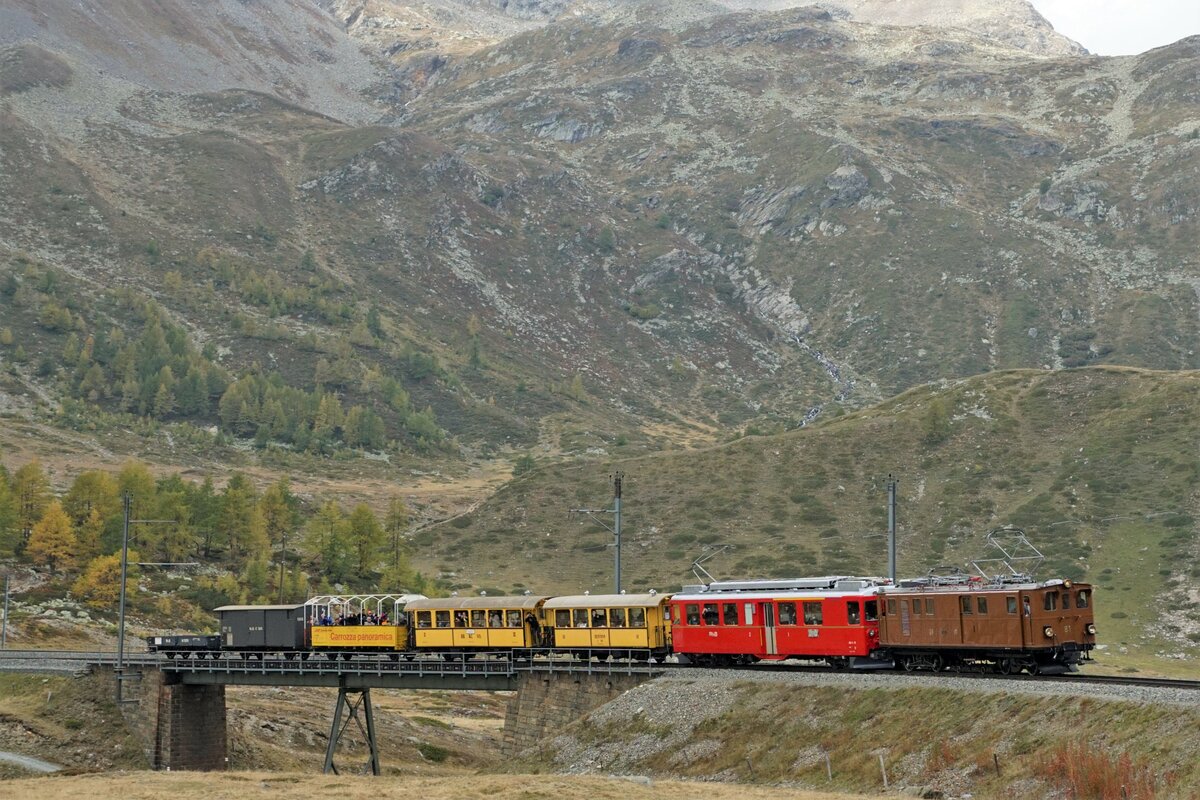 Rhätische Bahn (RhB).
25 Jahre Club 1889.
Zu diesem Jubiläum verkehrten am 2. Oktober 2021 zwei historische Extrazüge der BERNINA BAHN von St. Moritz nach Tirano.
Ge 4/4 81 der Museumsbahn Blonay Chamby (BC), ehemals Bernina Bahn und ABe 4/4 46 mit historischen Wagen zwischen Bernina Lagalb und Ospizio Bernina.
Im September 1918 gastierte das Bernina Krokodil in der Westschweiz bei der BC.
Foto: Walter Ruetsch