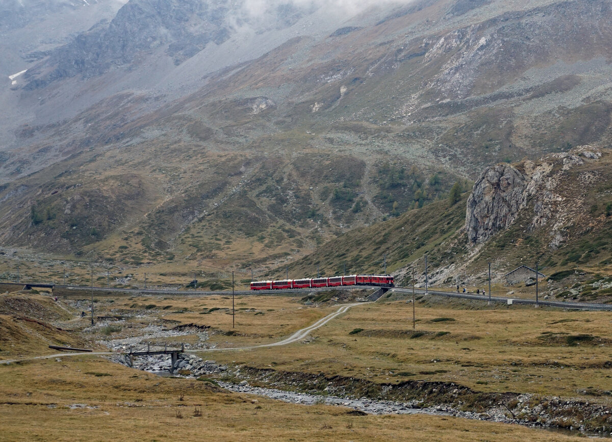 Rhätische Bahn (RhB).
Zwei nicht erkennbare ABe 4/4 (51-56) mit dem BERNINA EXPRESS zwischen Bernina Lagalb und Ospizio Bernina nach St. Moritz unterwegs am 2. Oktober 2021.
Foto: Walter Ruetsch