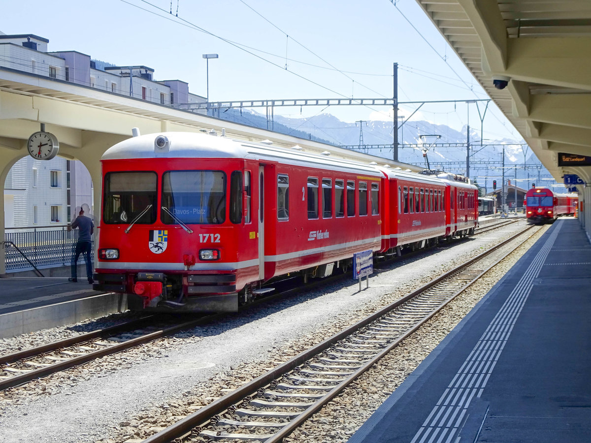 Rhätische Bahn Zug 1712 nach Klosters Platz in Davos Platz, 30.06.2019.