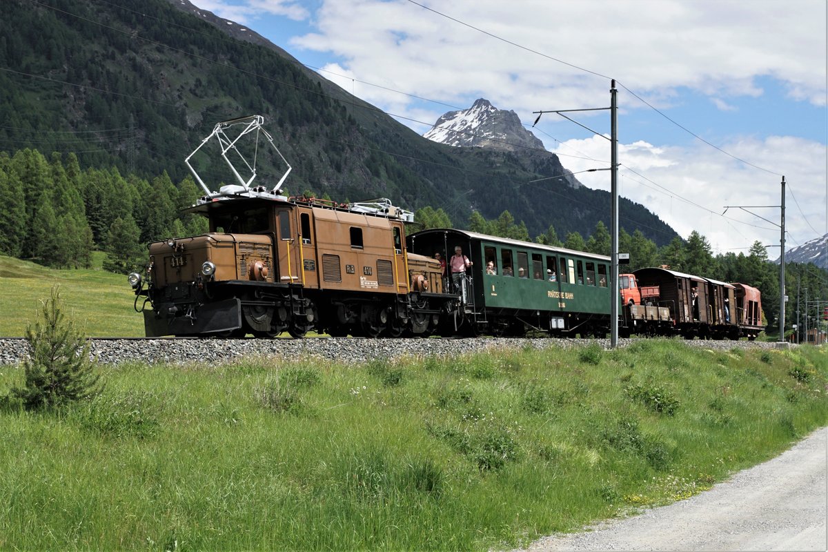 Rhätische Bahn
Bahnvestival Samedan und Pontresina vom 9./10. Juni 2018.
Güterzug mit Personenbeförderung geführt vom Korkodil Ge 6/6 414  auf der Fahrt nach Samedan am 9. Juni 2018.
Foto: Walter Ruetsch

