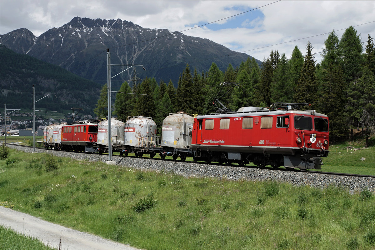 Rhätische Bahn
Bahnvestival Samedan und Pontresina vom 9./10. Juni 2018.
Zementzug mit der Ge 4/4 I 605 und der Zwischenlok Ge 6/6 702 auf der Fahrt nach Pontresina am 9. Juni 2018.
Foto: Walter Ruetsch
