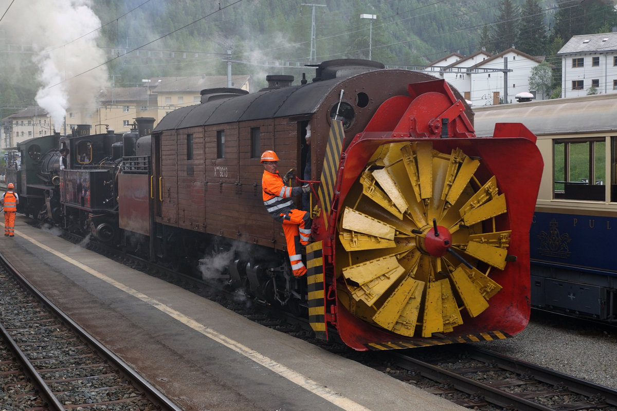 Rhätische Bahn
Bahnvestival Samedan und Pontresina vom 9./10. Juni 2018.
Dienstzug. Dampfzug mit Doppeltraktion G 3/4 11, Heidi mit Baujahr 1902 und der G 4/5 108 mit Baujahr 1904 auf Rangierfahrt mit der Dampfschneeschleuder in Pontresina am 9. Juni 2018.
Foto: Walter Ruetsch
