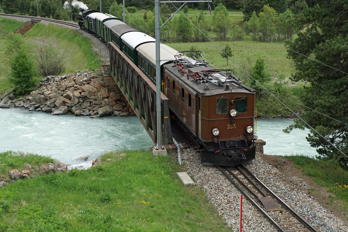 Rhätische Bahn
Bahnvestival Samedan und Pontresina vom 9./10. Juni 2018.
Güterzug mit Personenbeförderung mit Ge 4/6 353 auf der Fahrt nach Samedan am 9. Juni 2018.
Foto: Walter Ruetsch
