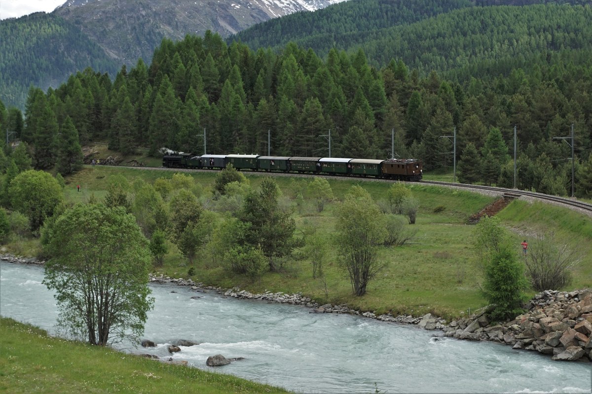 Rhätische Bahn
Bahnvestival Samedan und Pontresina vom 9./10. Juni 2018.
Personenzug mit der Ge 4/6 353 auf der Fahrt nach Samedan am 9. Juni 2018.
Am Schluss des Zuges fährt die G 4/5 108 mit.
Foto: Walter Ruetsch
