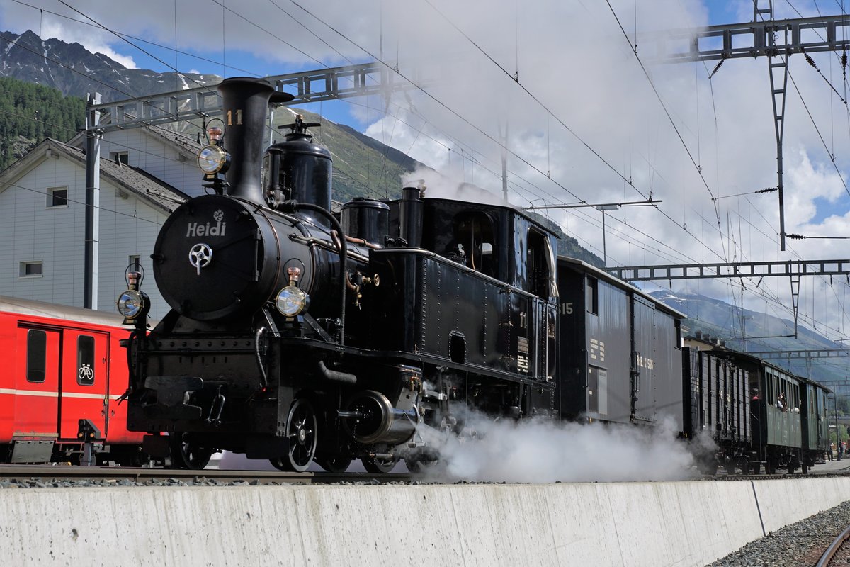Rhätische Bahn
Bahnvestival Samedan und Pontresina vom 9./10. Juni 2018.
Dampfzug mit G 3/4 11, Heidi, Baujahr 1902, beim Verlassen des Bahnhofs Samedan am 9. Juni 2018.
Foto: Walter Ruetsch