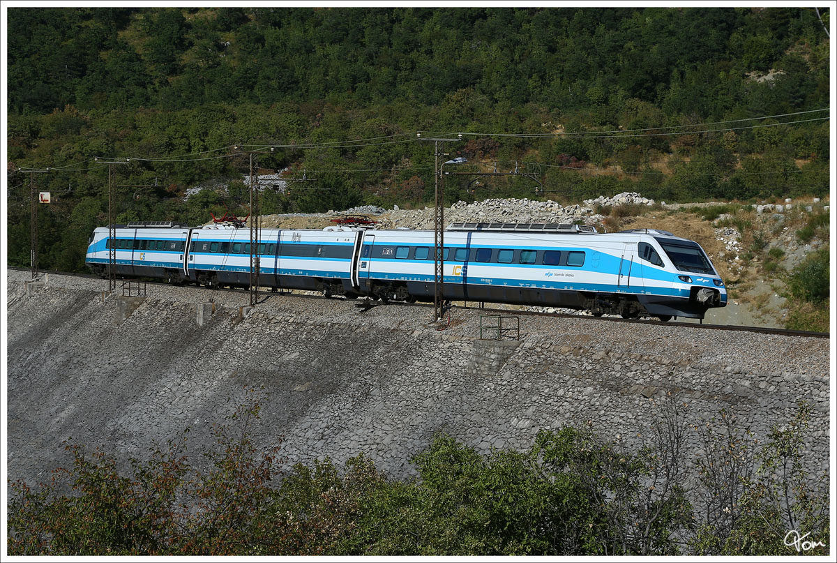 Rhapsody in Blue VI - S� Pendolino 310 003 f�hrt als ICS �ber den gro�en Damm nahe Hrastovlje.  
17.8.2013