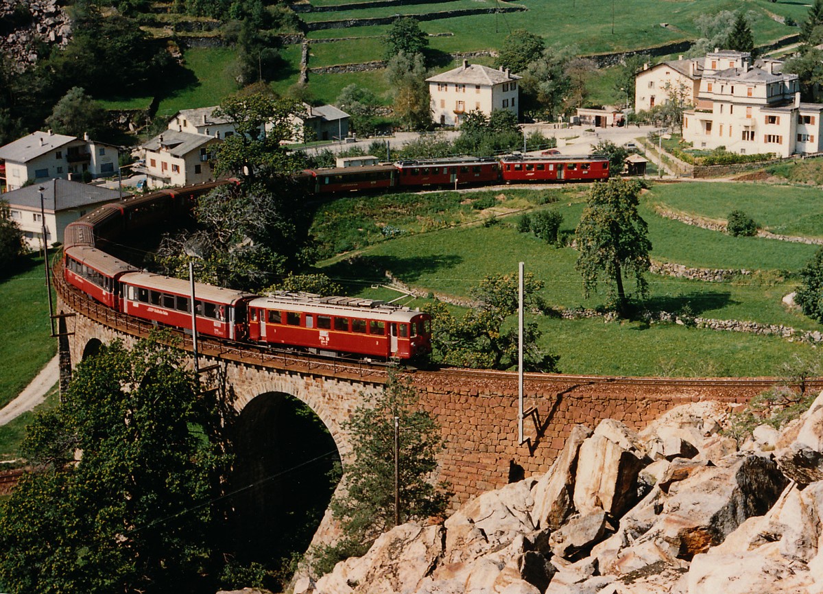 RhB: 11-Wagenzug mit drei Triebwagen beim Passieren des Kehrviadukts von Brusio im September 1987.
Foto: Walter Ruetsch