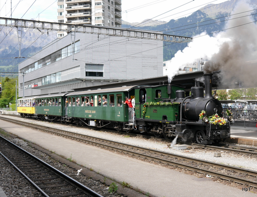 RhB - 125 Jahre Feier der RhB in Landquart mit der Dampflok G 3/4  1 Rhätia im Bahnhof mit Zubringerzug am 10.05.2014